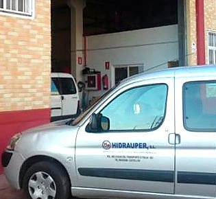 Hidrauper S.L. vehículo en exterior de taller